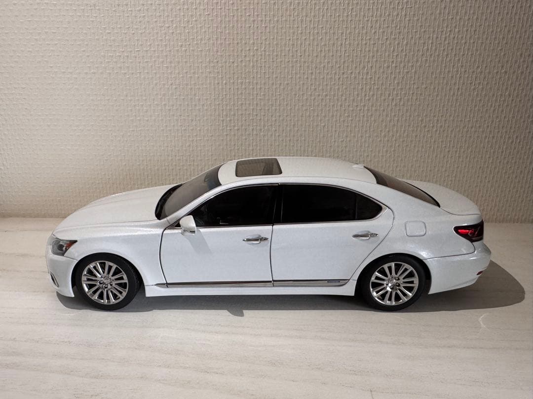 Lexus LS600h 1:18 ホワイト
