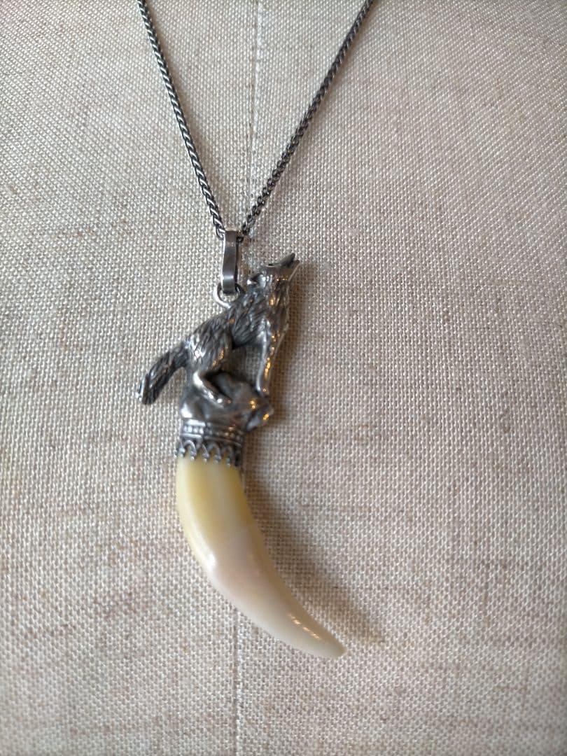 狼と牙のネックレス