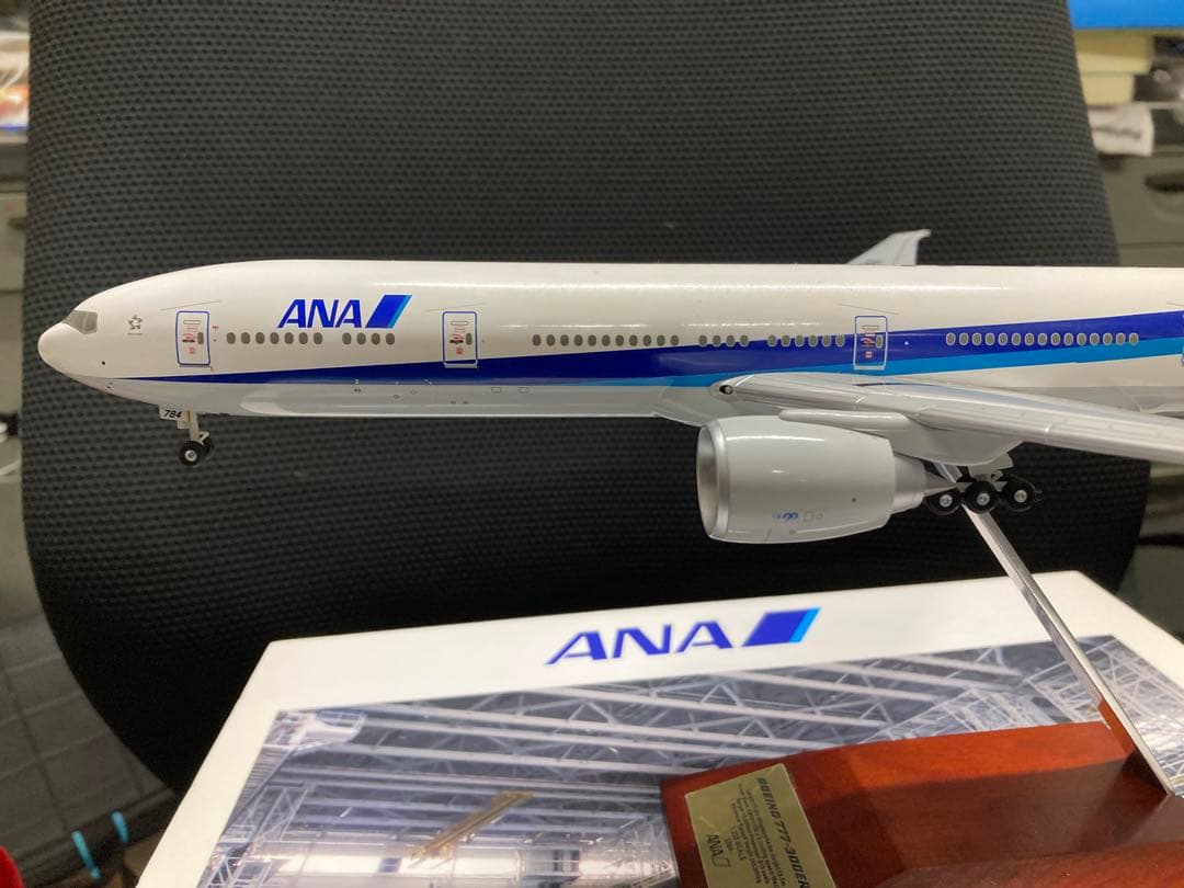 ANA Boeing 777 - 300ER モデル 1/200