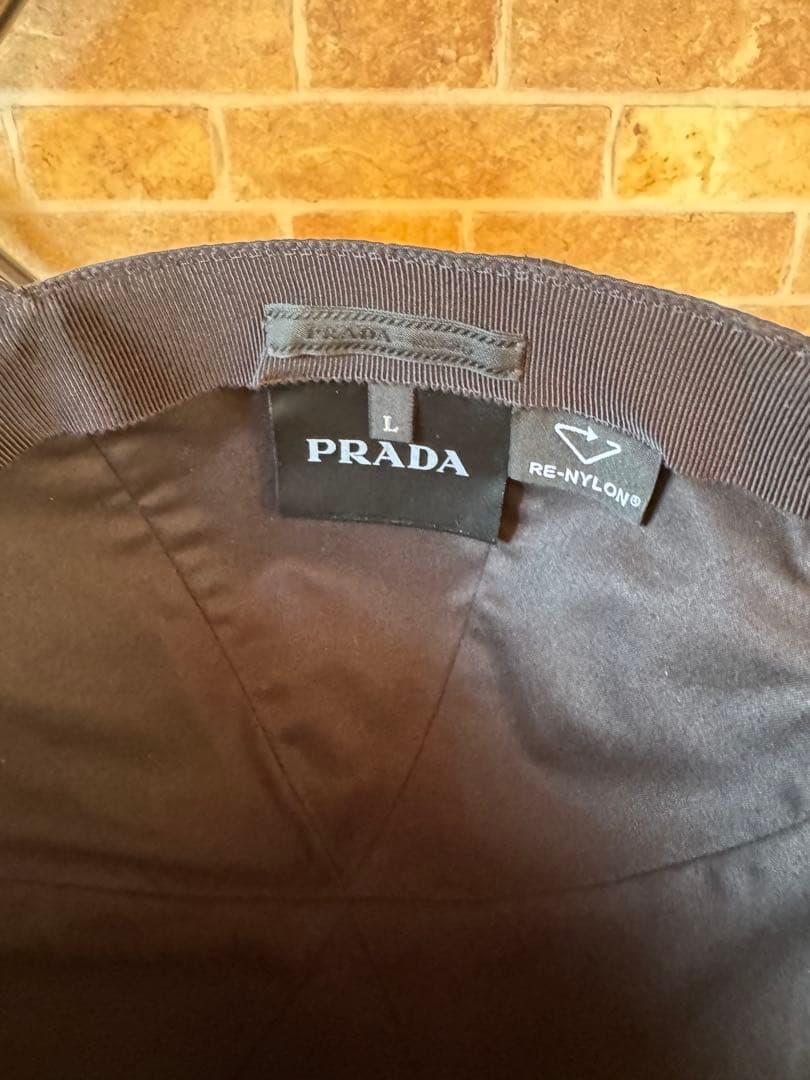 PRADA ブラック ベースボールキャップ