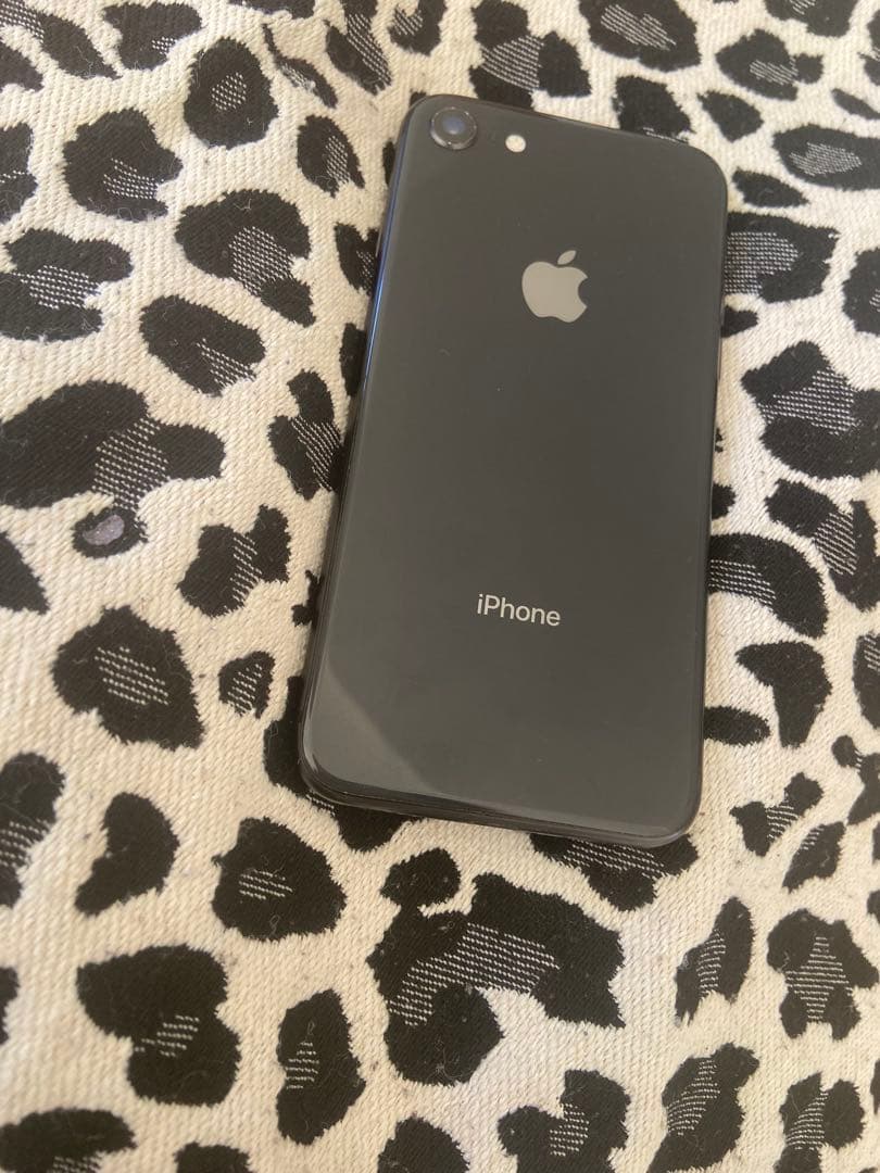 Apple iPhone 8本体　画面割れあり