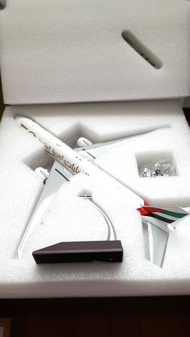 エミレーツ航空 UAE 50周年記念モデル B777 1/200