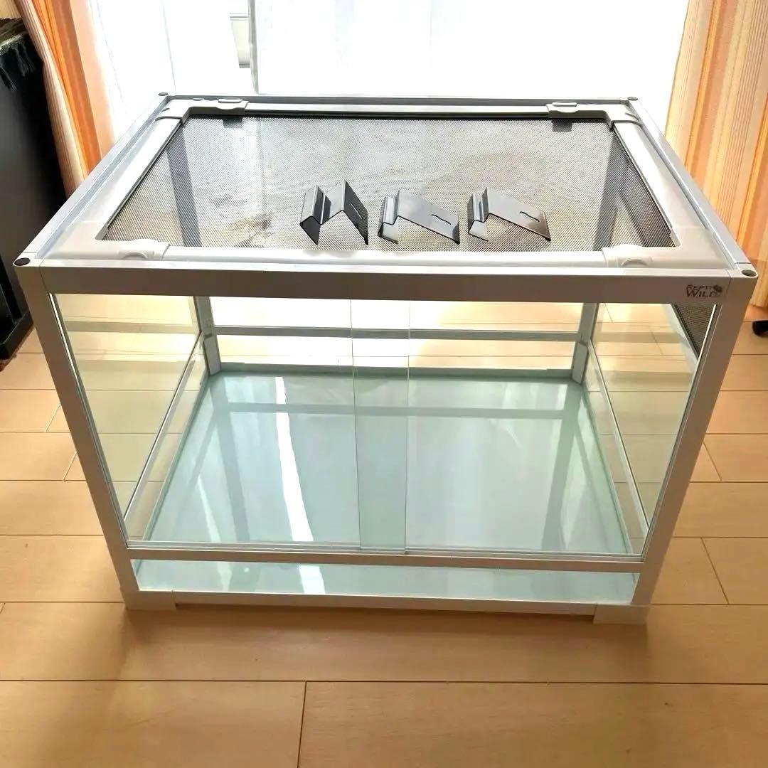 爬虫類飼育ケージ　ガラス製の飼育ケージ、メッシュ蓋付き　流木のおまけ付き❗️