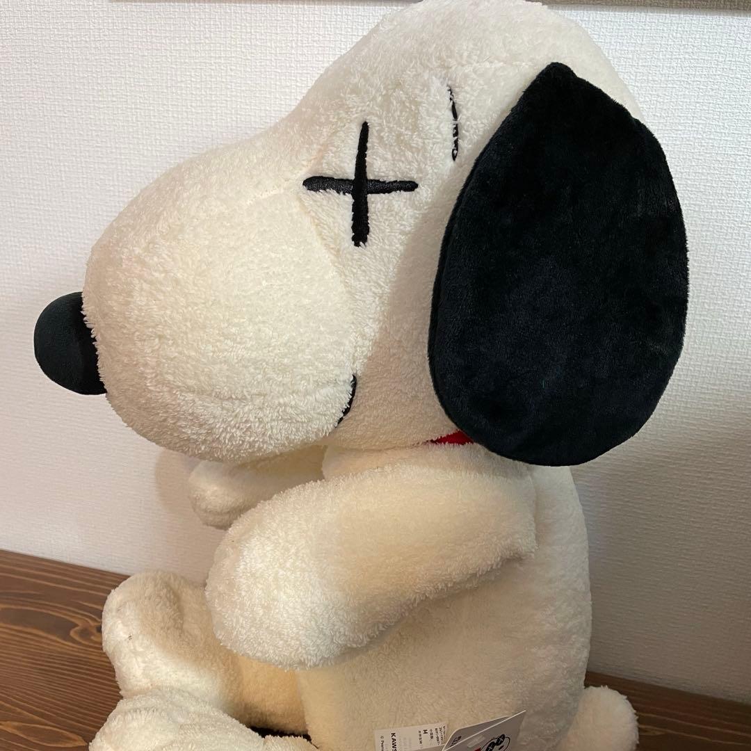 【M】新品UNIQLO×PEANUTS スヌーピー　KAWS ぬいぐるみ