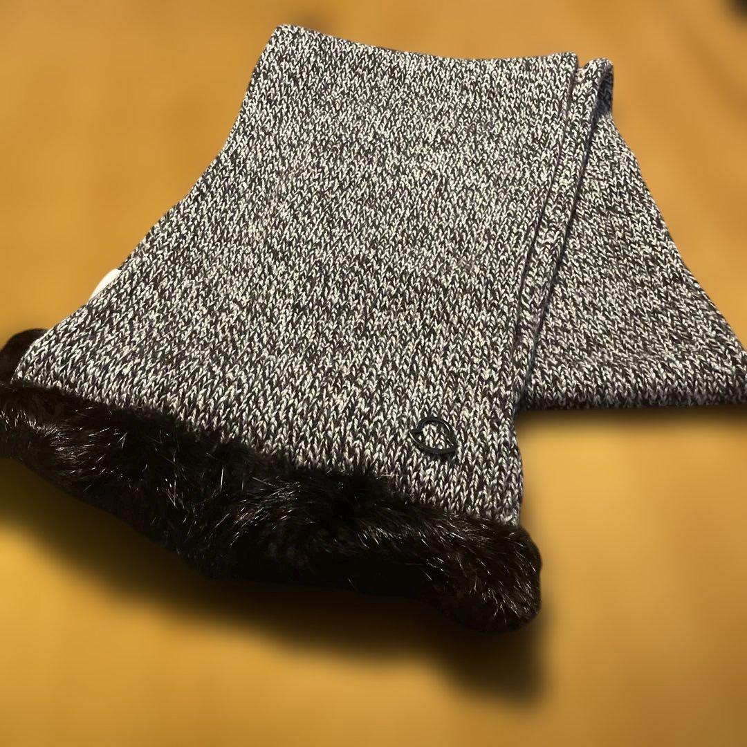 モンクレールファー付きグレーと黒のマフラー