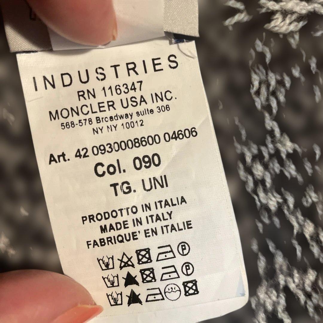 モンクレールファー付きグレーと黒のマフラー