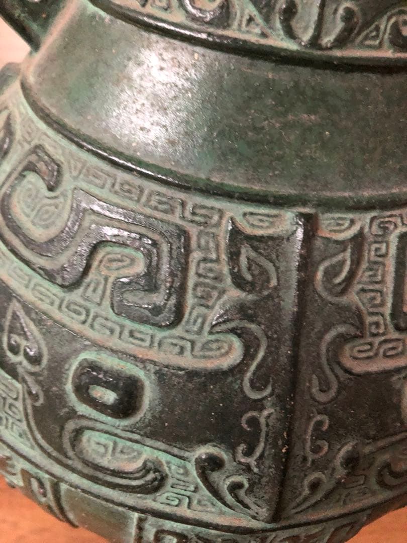 アンティーク、彫刻模様の緑色金属製壺