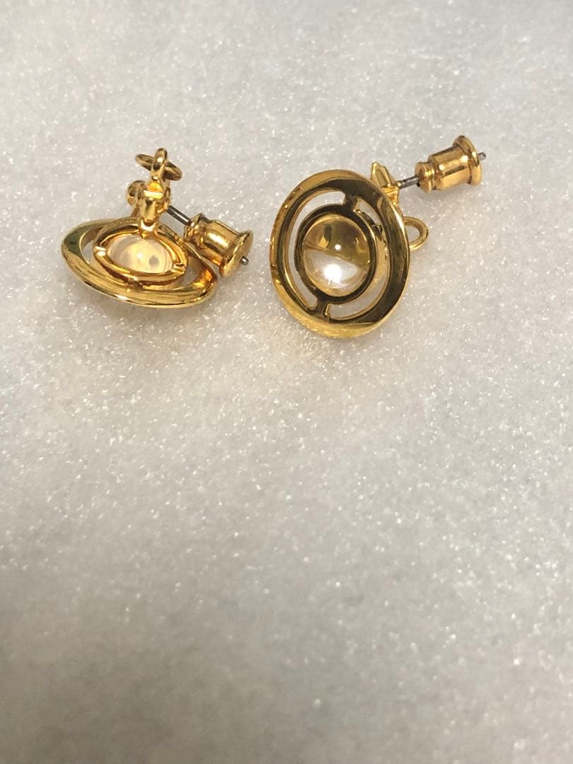 ヴィヴィアンウエストウッド　ピアス　オーブ　ゴールド色