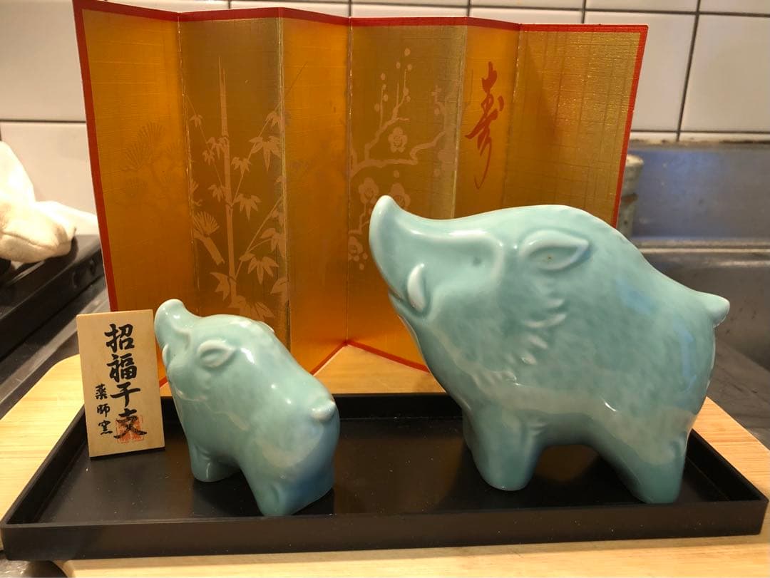 水色の猪の置物セット（大・小）