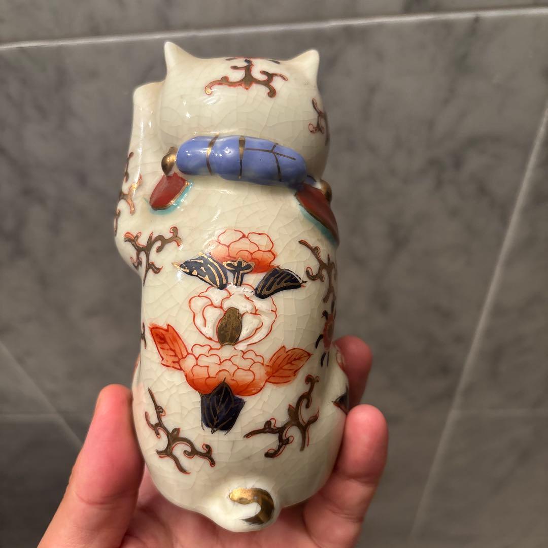 アンティーク伊万里　妖艶な瞳と体のお花や金彩が芸術的な招き猫