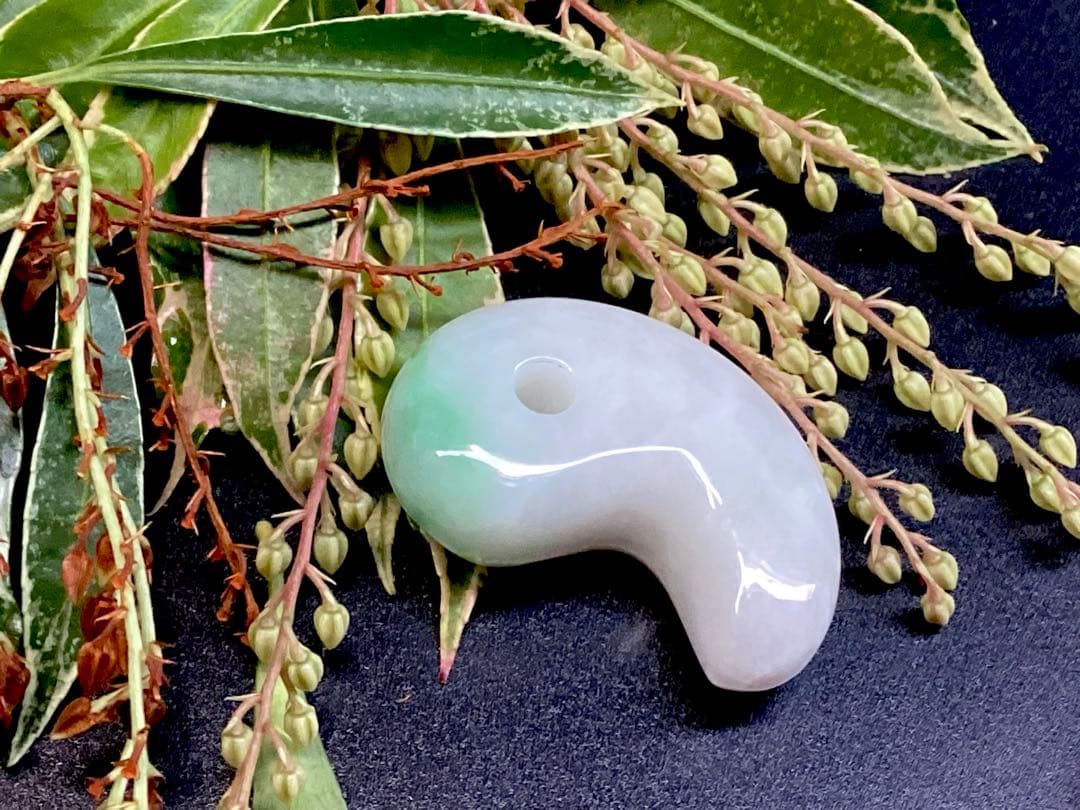 ✳桁違いの色合い　糸魚川翡翠ジェダイト　勾玉　鑑別書取得の天然無垢　超お買得品‼️