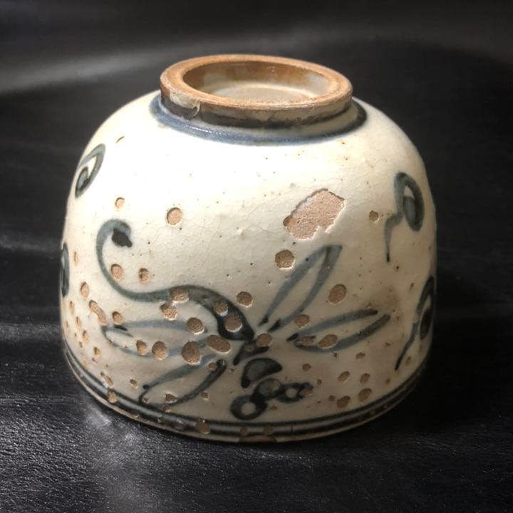 蔵からかなり古そうなトンボの絵付けの陶器が出てきた。茶道具、抹茶茶碗？　古美術品