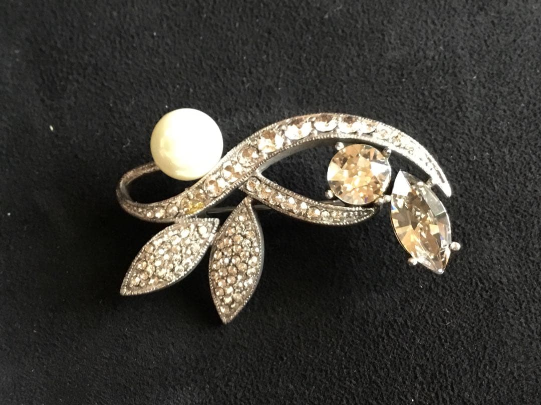 在庫一掃セール中！職人技が一粒光るパールと輝きを放つストーンのブローチ