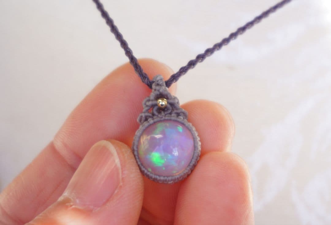 浮かぶ満月　エチオピア産オパール　マクラメ　ネックレス