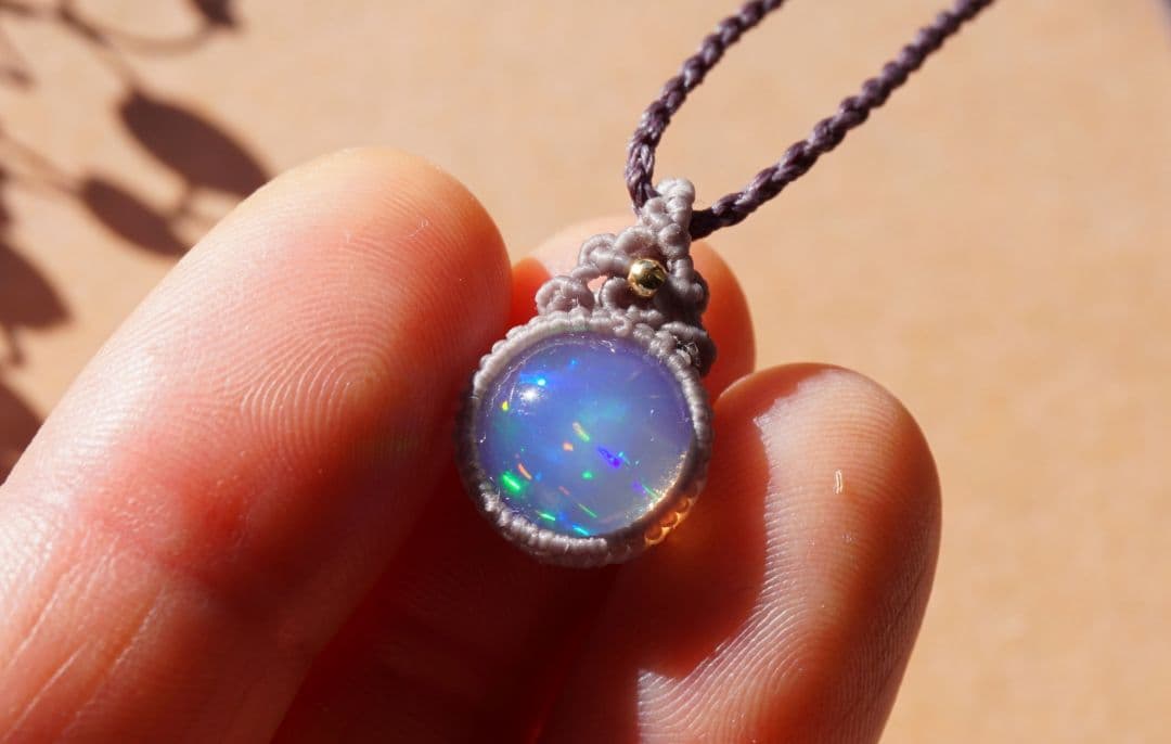 浮かぶ満月　エチオピア産オパール　マクラメ　ネックレス