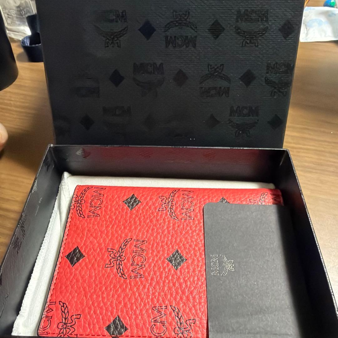 MCM 赤 レザー パスポートケース