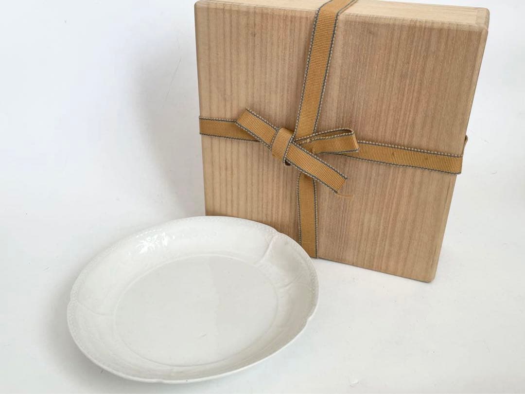 骨董　アンティーク　柿右衛門白磁　陽刻　印刻　柿右衛門　輪花皿　松竹梅　六寸皿