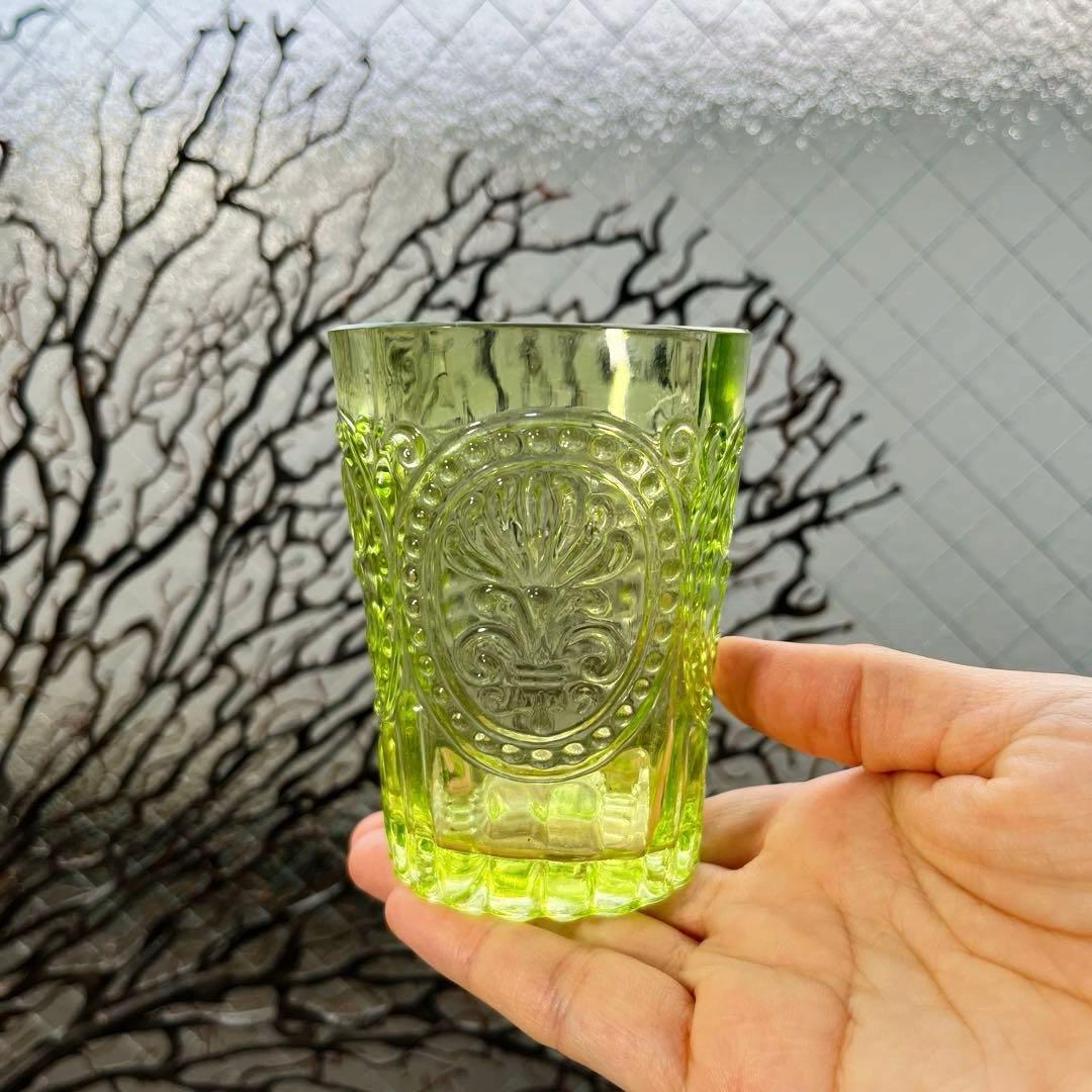 骨董　時代ガラス　ゆらゆらプレスガラス　若草色　百合の紋章　コップ　ウラン