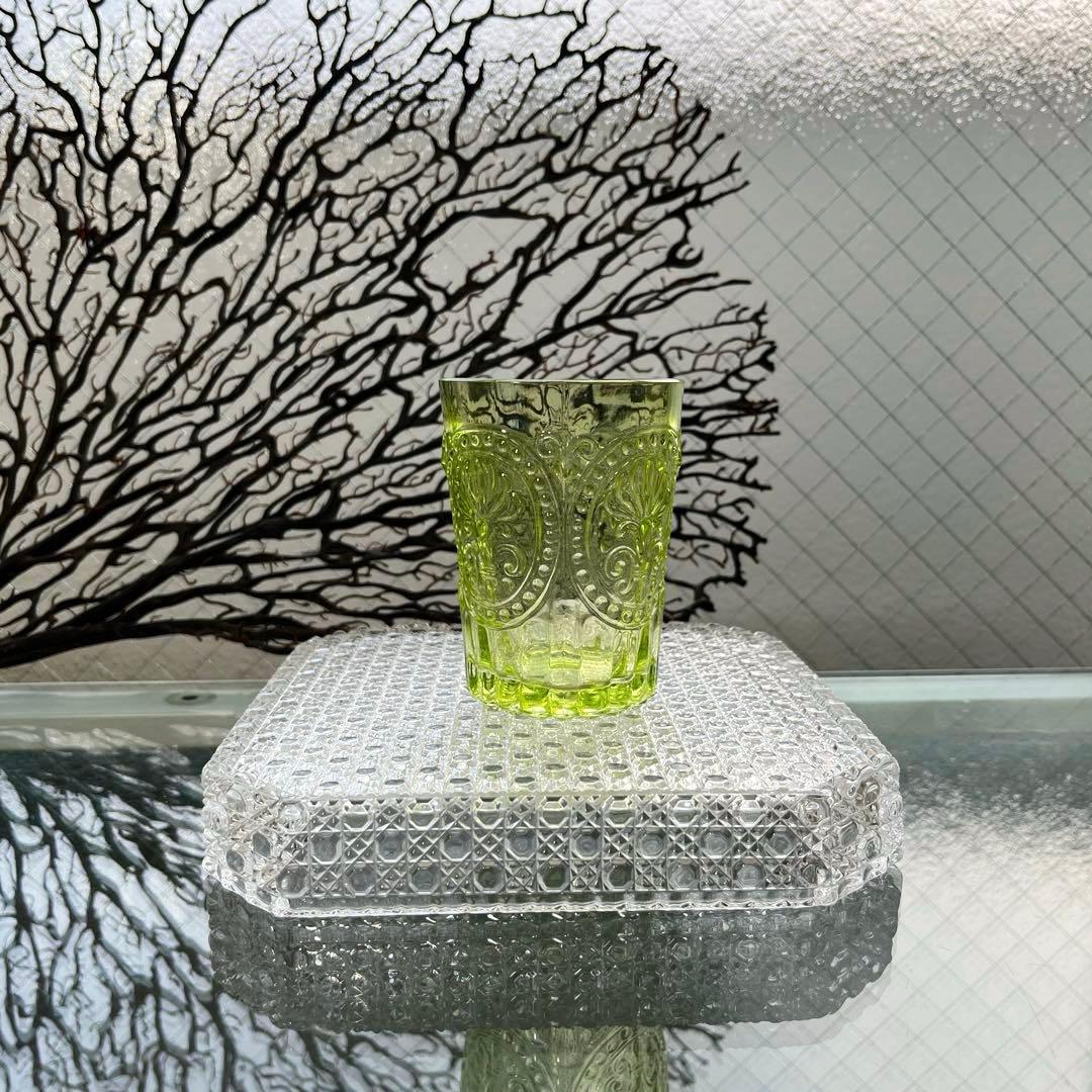 骨董　時代ガラス　ゆらゆらプレスガラス　若草色　百合の紋章　コップ　ウラン