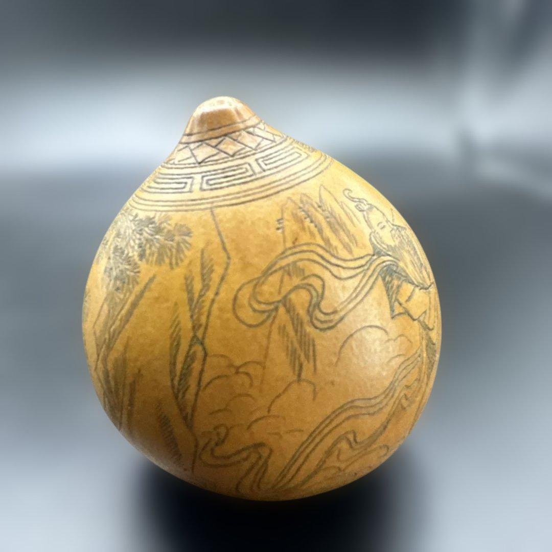 彫刻オブジェ 牛と人物と松のデザイン