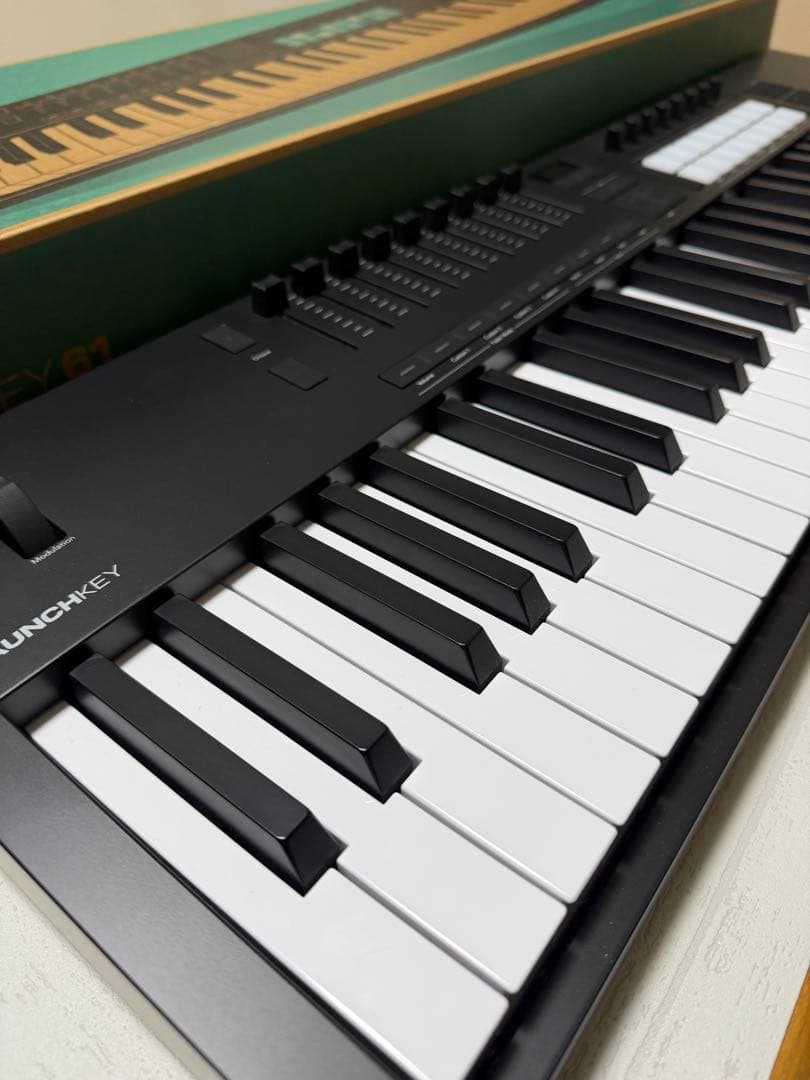Launchkey 61 MIDIキーボード
