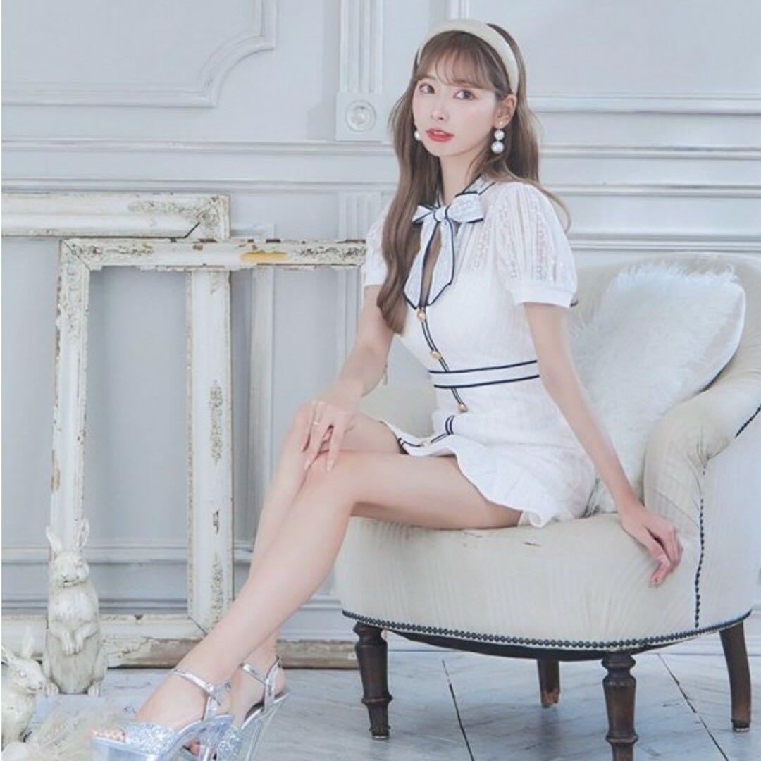 ホワイトリボン付きドレス