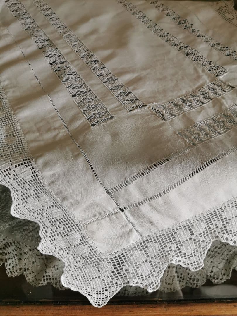 アンティークイギリス ドローンワークサバレース刺繍＆三つ葉のクロシェリネンクロス