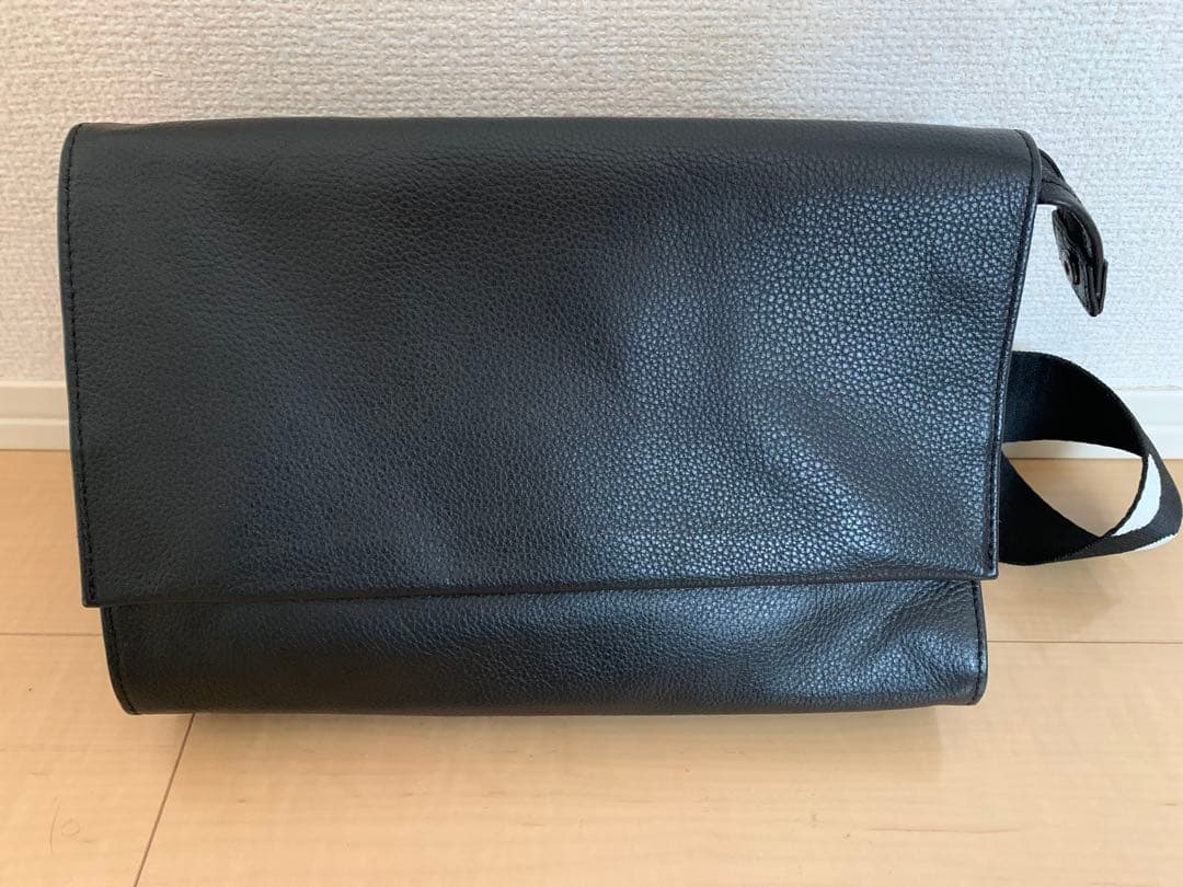 イアハピヨネ　ワイドテープショルダーバッグ