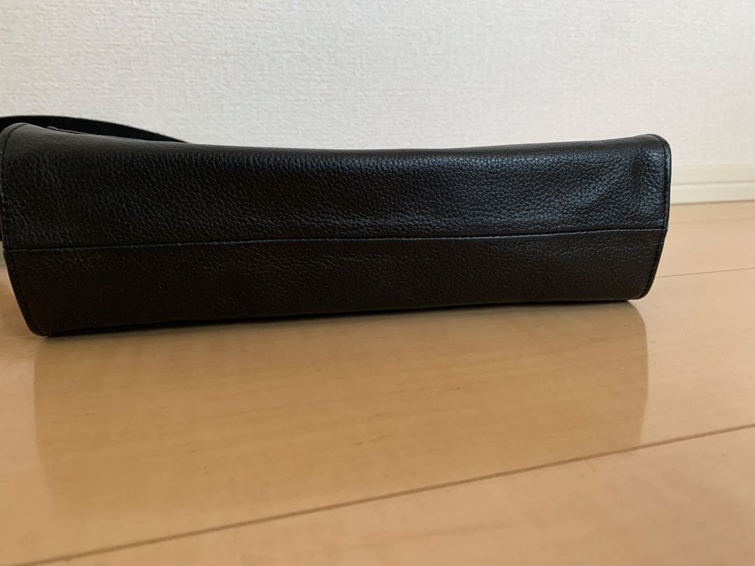 イアハピヨネ　ワイドテープショルダーバッグ