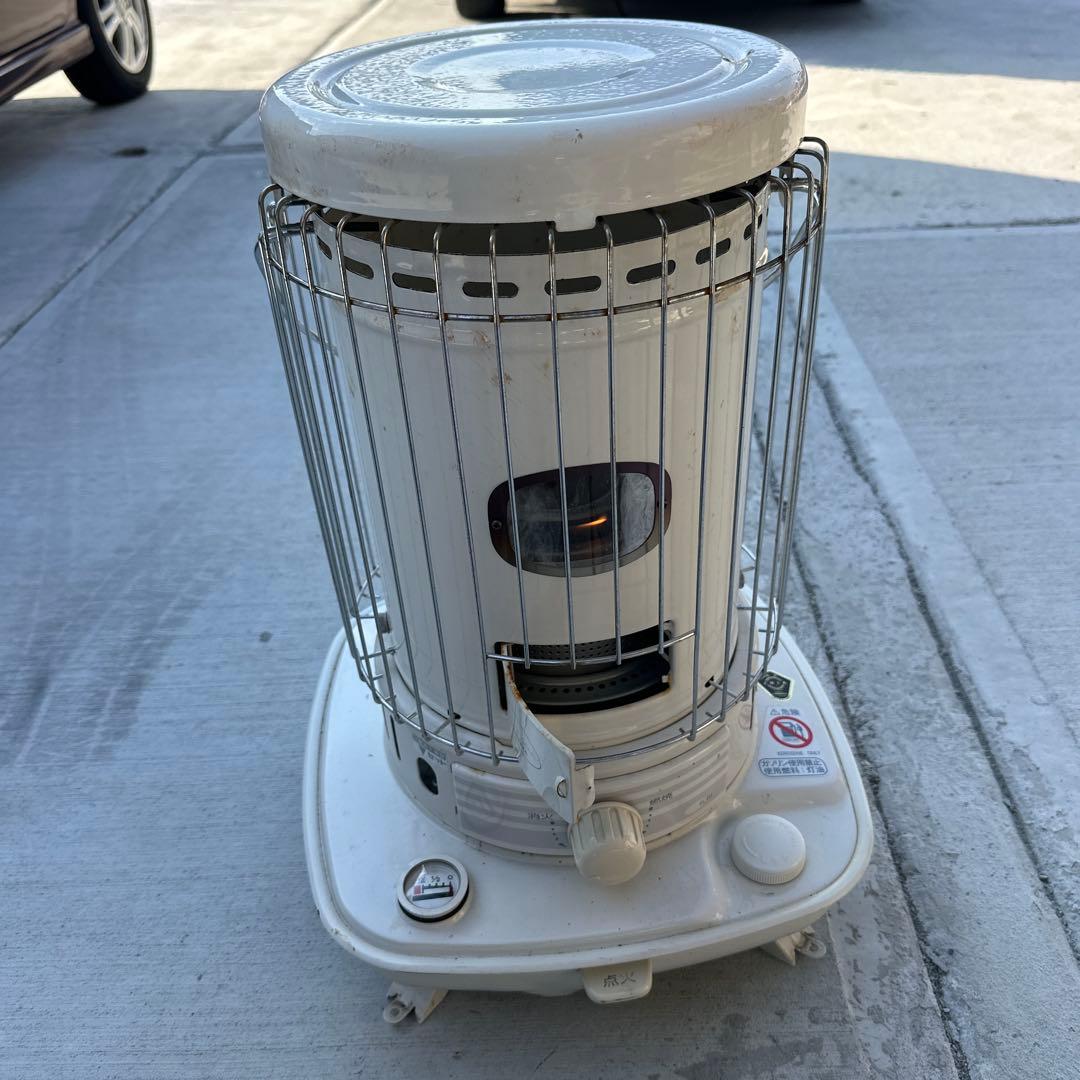 白い灯油ストーブ