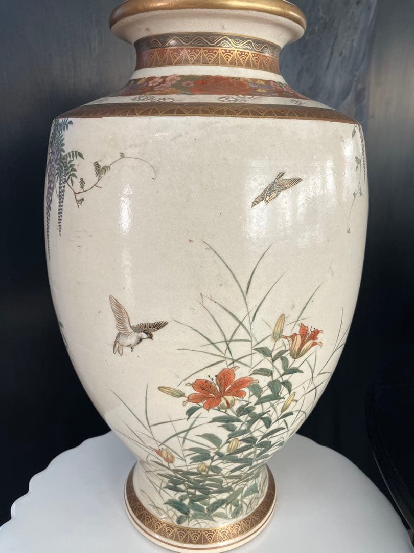 花と藤の模様の陶器花瓶