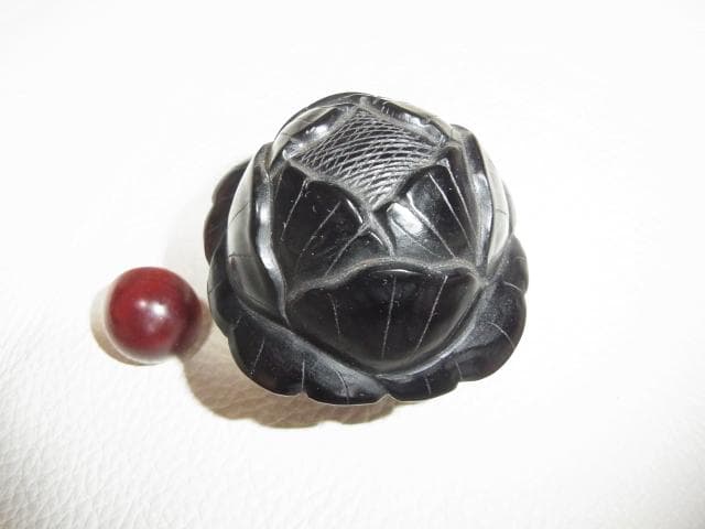 中国 清新時代（1800年頃）大変美しい◆黒い石 手彫 黒い蓮（ハス） 鼻煙壺