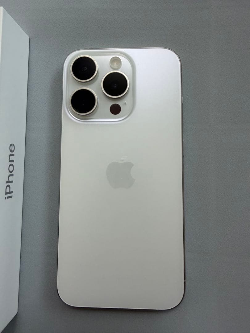 Apple iPhone 15 Pro ホワイトチタニウム　本体