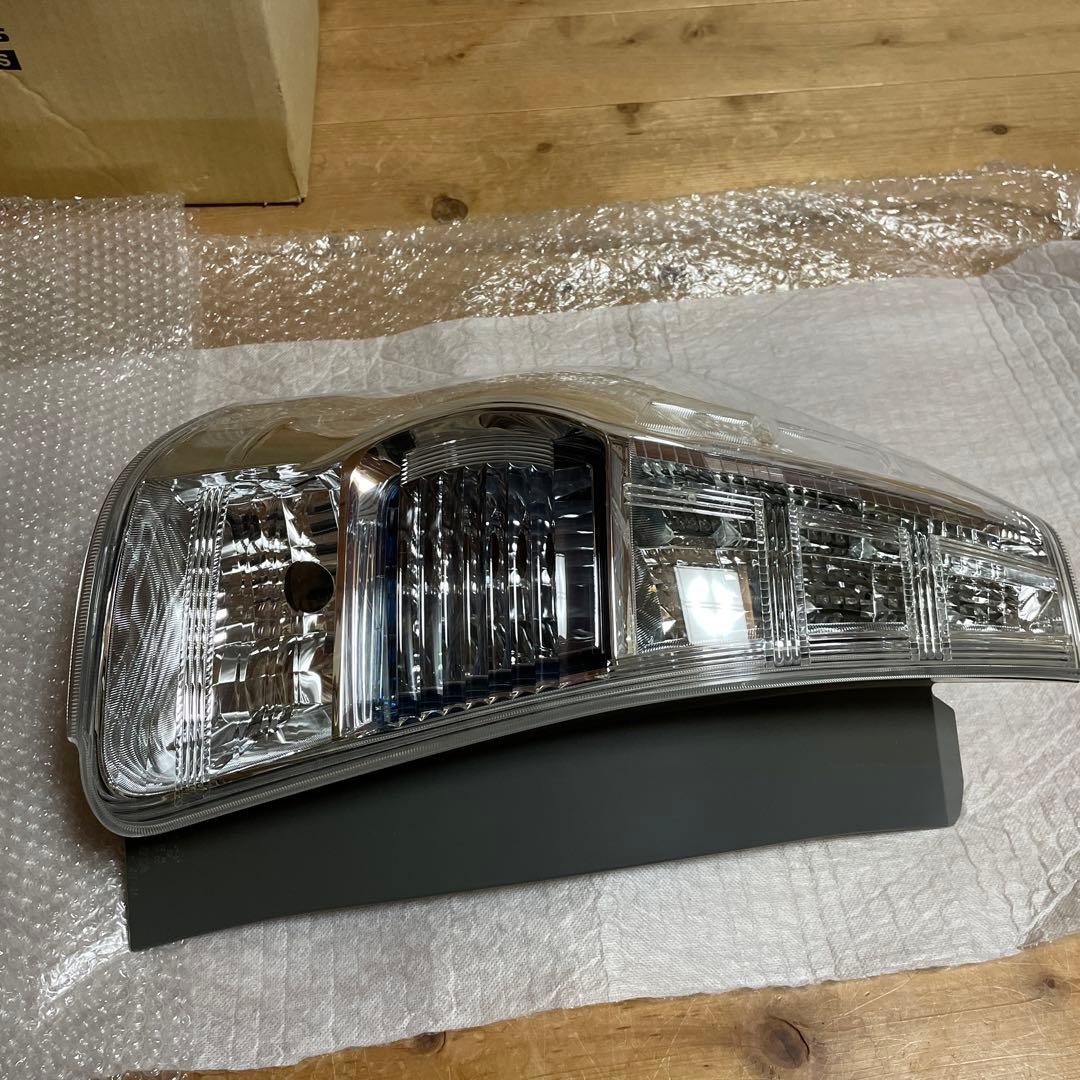 トヨタ純正プリウスα 左テールランプ　STANLEY47-46