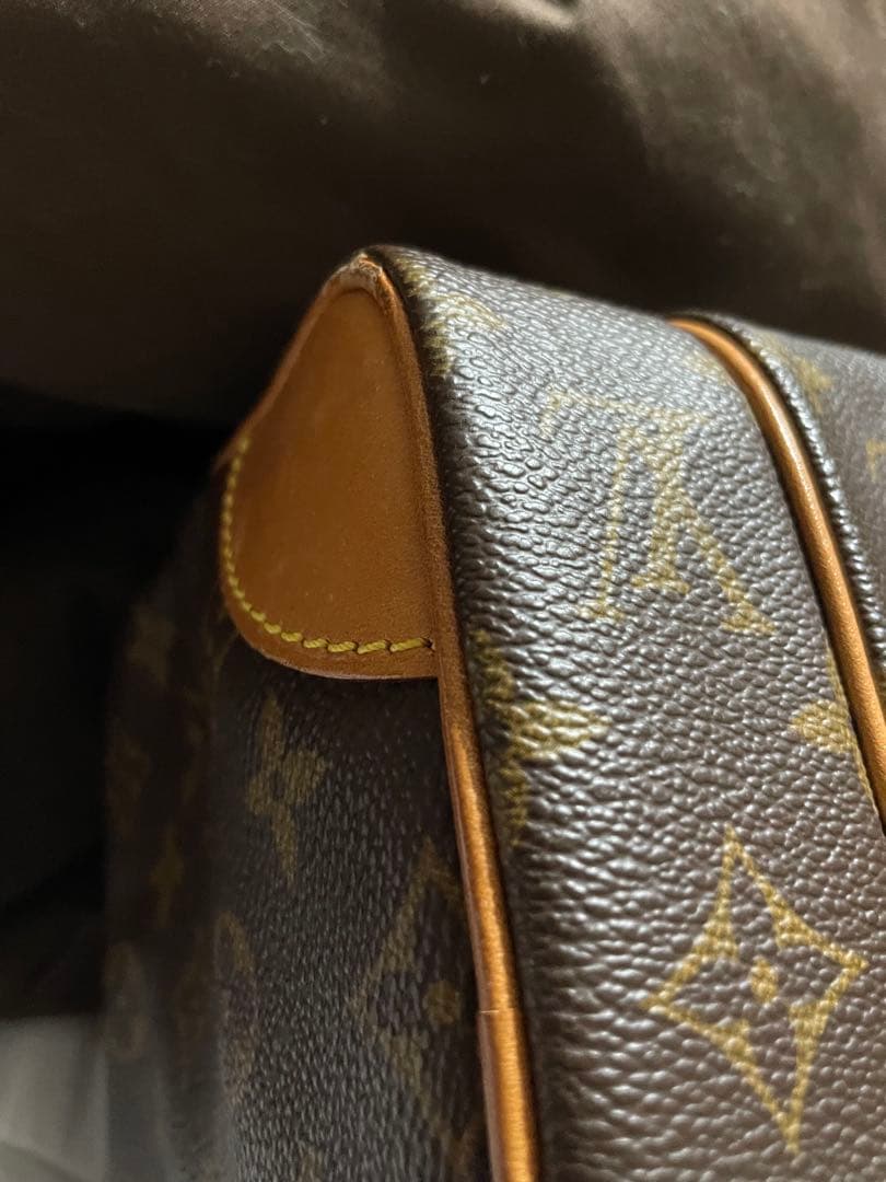 ストラップ根元も綺麗です。Amazon