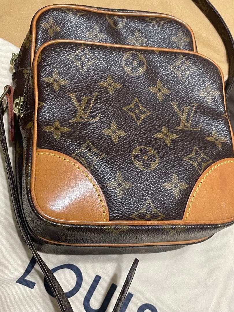 ストラップ根元も綺麗です。Amazon