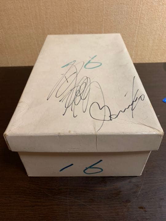 おニャン子クラブ　会員No.16番　高井麻巳子　本人着用靴　サイン入り