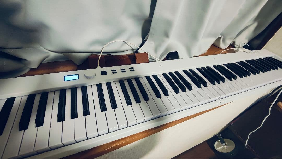 折りたたみ電子ピアノ　88鍵盤　充電タイプ ホワイト