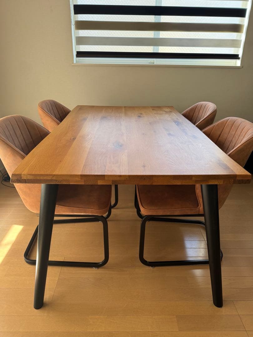オーク材の長方形ダイニングテーブル