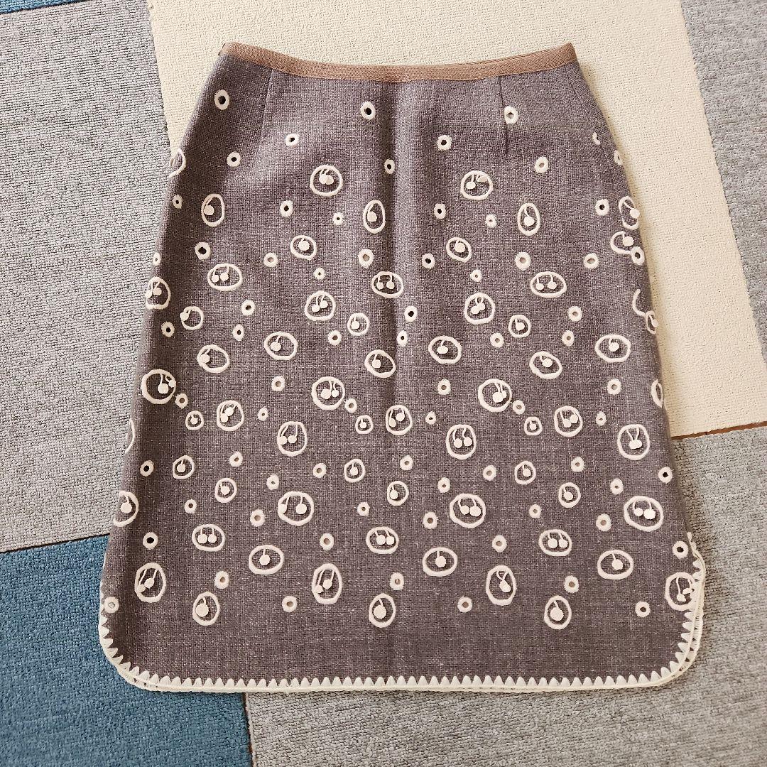 ミナペルホネン　グレー ドット柄刺繍 ひざ丈スカート