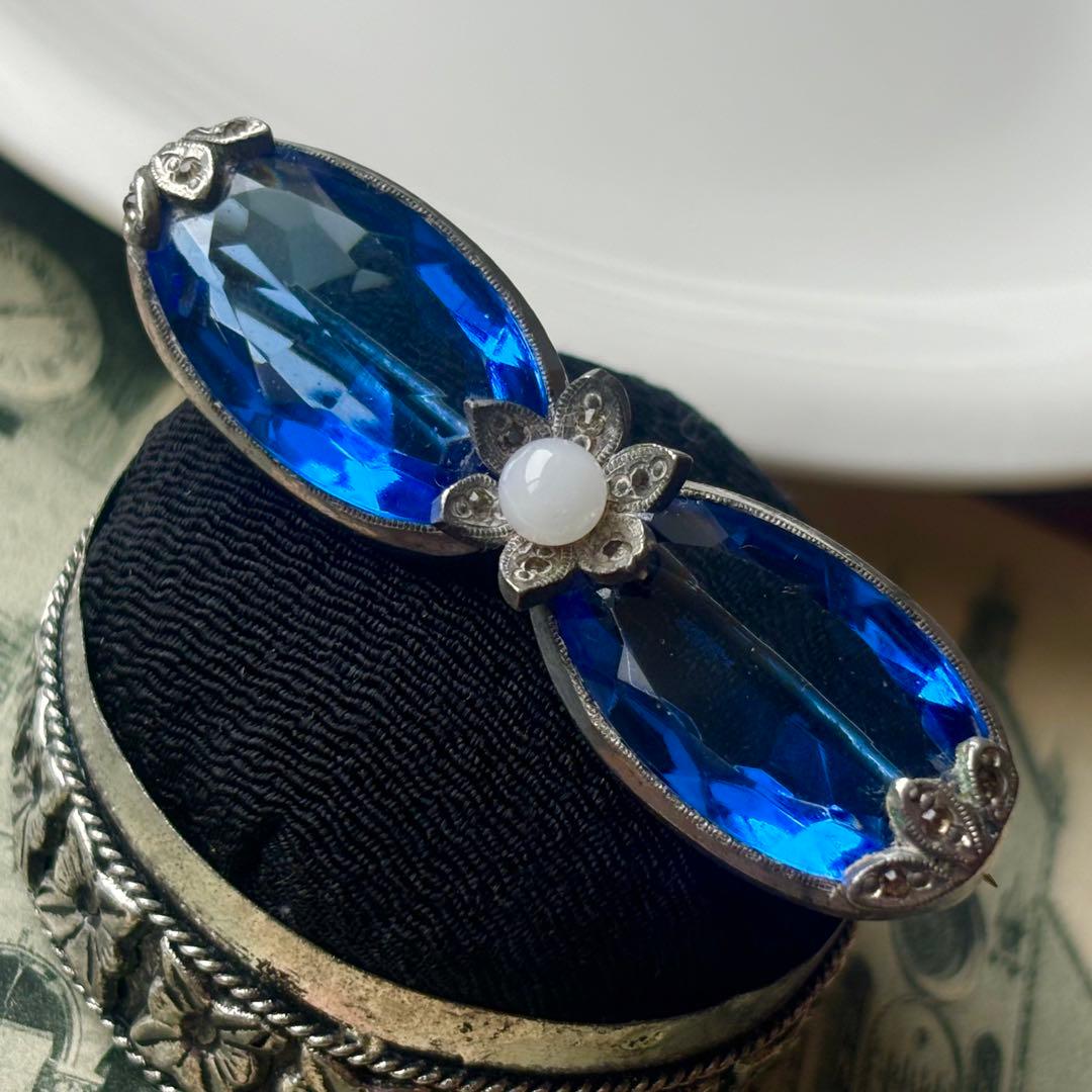 687アンティーク1890's古ガラスCzechoslovakia製ボウブローチ