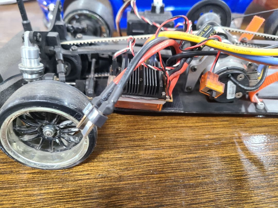 ラジコンカーとFutabaコントローラー