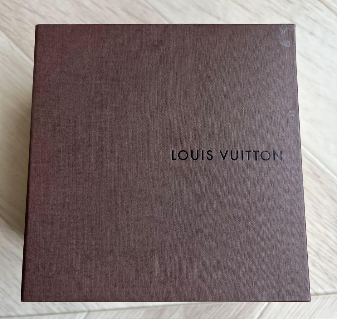 LOUIS VUITTON ホワイトフラワーブローチ