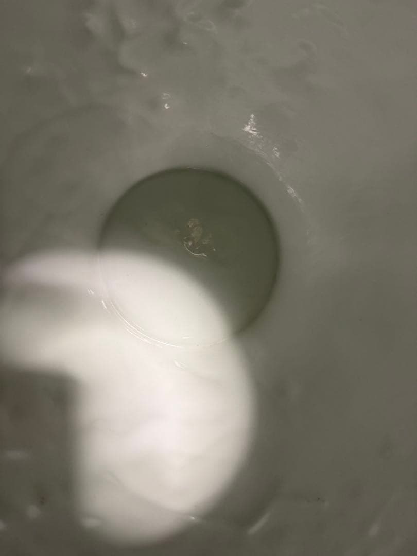 青地に白い花模様の陶器の花瓶