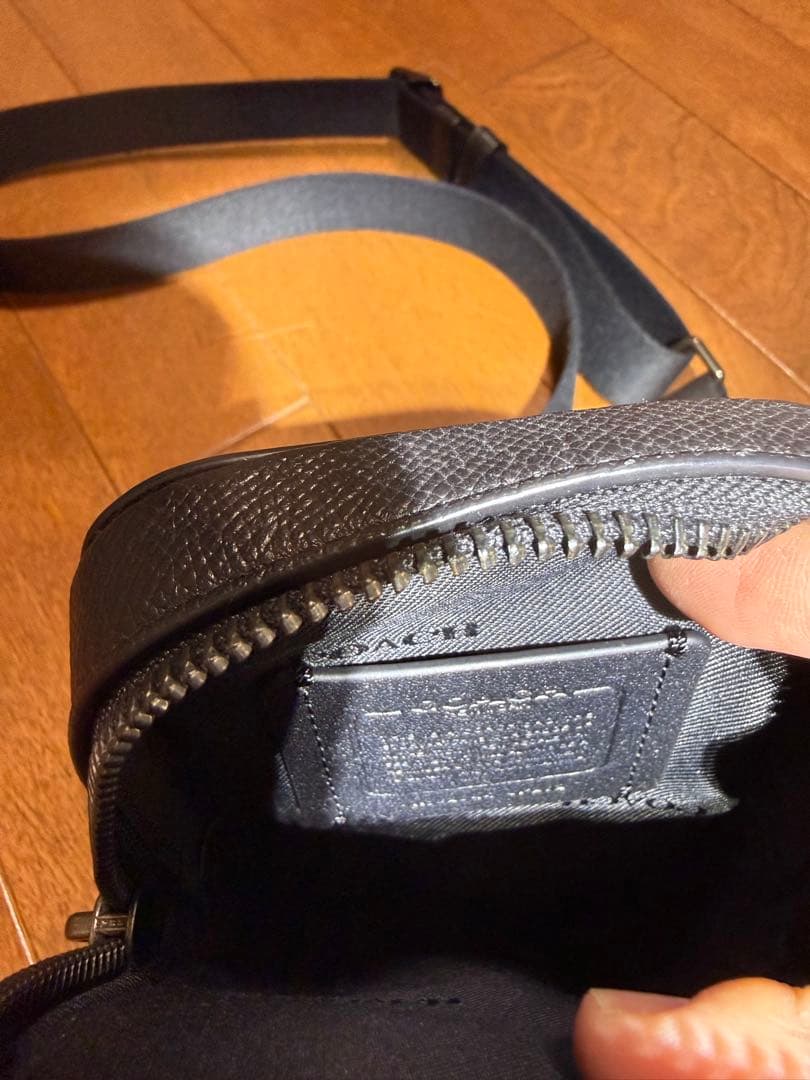 COACH ブラック スマホショルダーバッグ　セール中