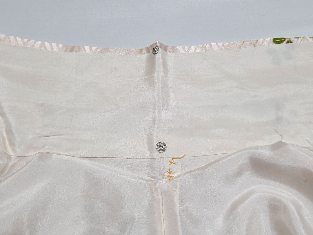 B◆着物くつろぎ 鼓に菊模様 金彩 金駒刺繍 白 袷 正絹 成人式 振袖 着物