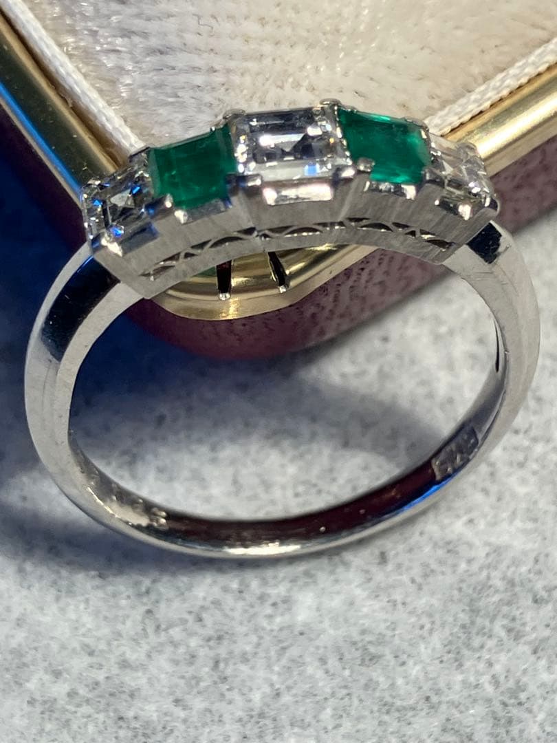 小さなエメラルドと小さなダイヤのリング