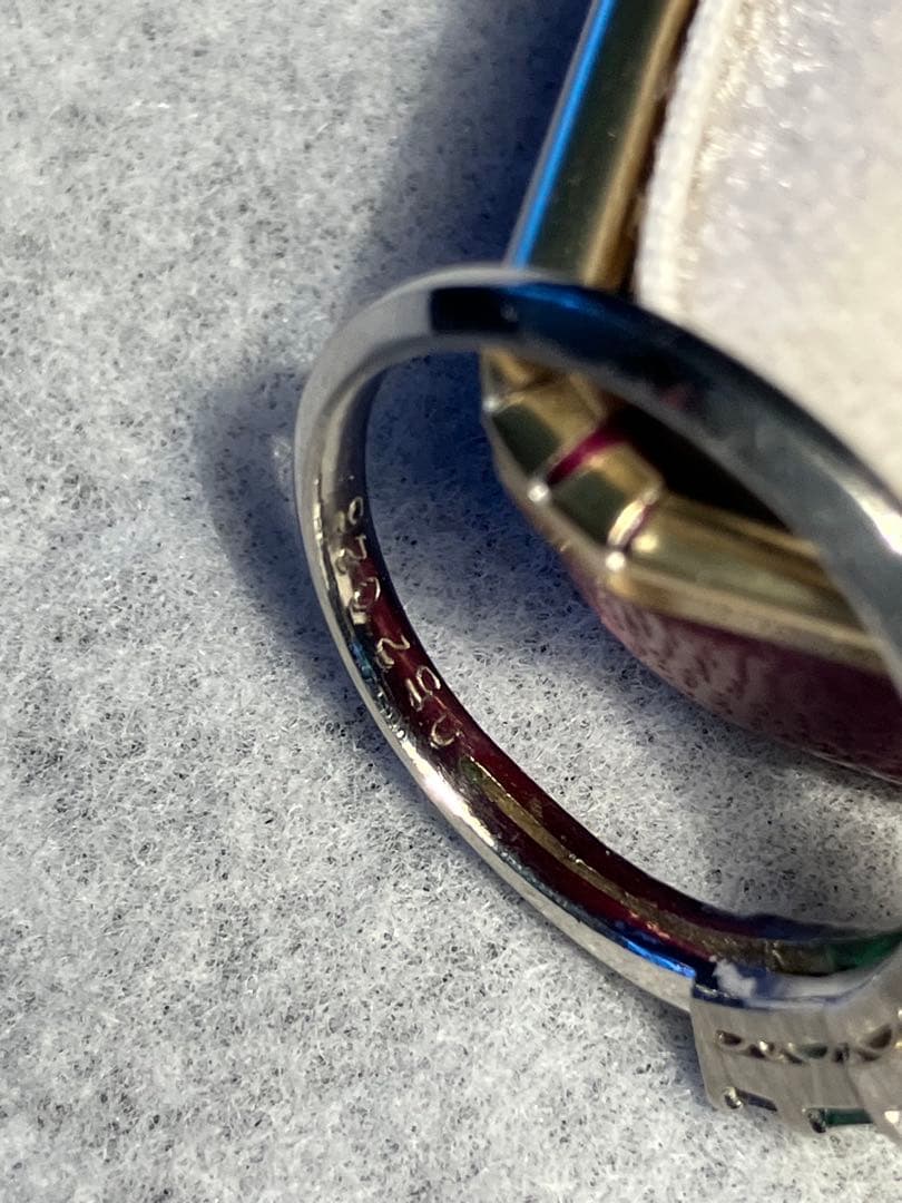 小さなエメラルドと小さなダイヤのリング