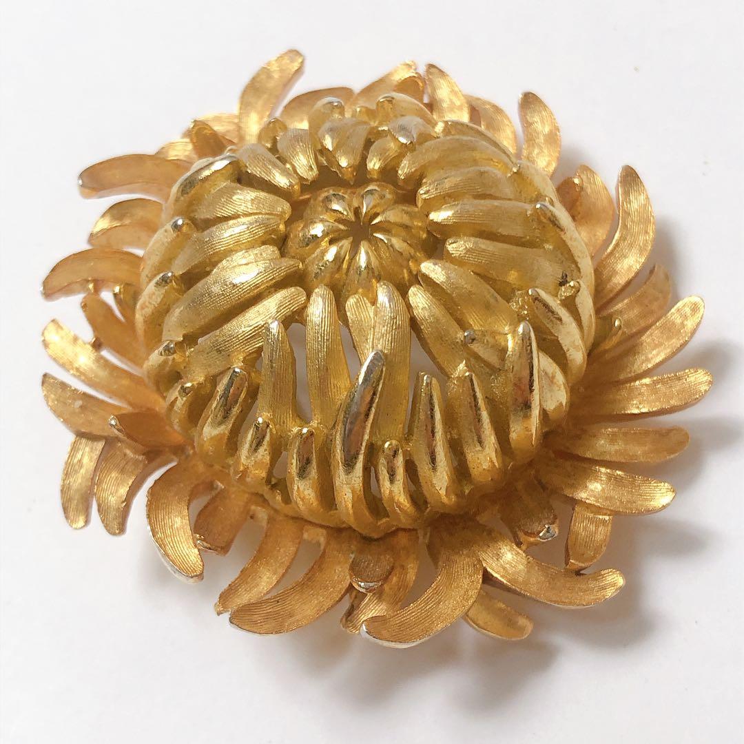 TRIFARI ブローチ 洋菊 Chrysanthemum ゴールドカラー