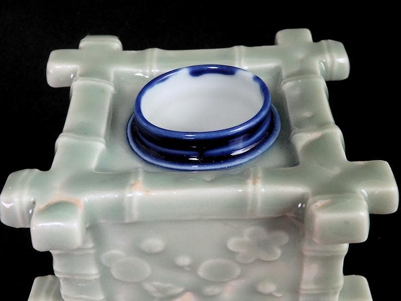 古伊万里　青磁　陽刻　井戸型　梅花の図　盃台　E264AS-CGr